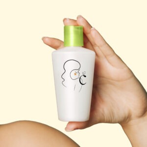 Flacon blanc en plastique de démélant naturel Cosmatelier avec un bouchon vert pomme et le logo de Cosm'atelier représentant le visage d'une jeune fille au cheveux longs.