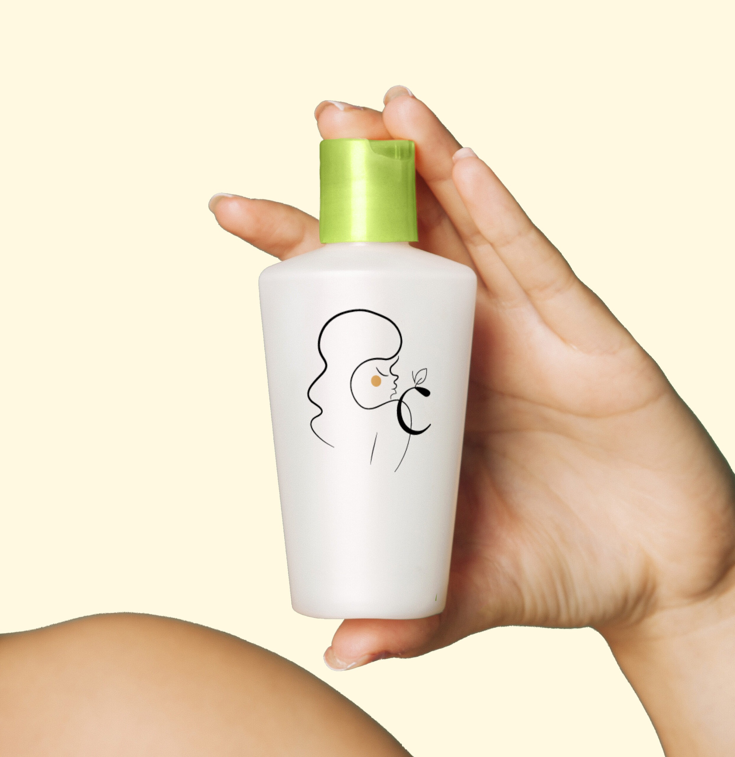 Flacon blanc en plastique de démélant naturel Cosmatelier avec un bouchon vert pomme et le logo de Cosm'atelier représentant le visage d'une jeune fille au cheveux longs.