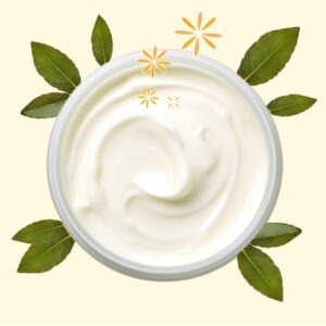 Veu de dessus d'un pot de crème onctueuse cosmatelier pour nourrir les cheveux. Sous le pot on voit quelques feuilles vertes et des fleurs orangées décoratives sortent du pot.